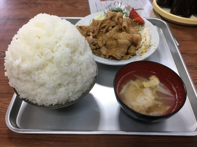 日本を「焼肉屋で絶対ご飯いる軍」と「焼肉屋でご飯いらない軍」に分けたらどっちが勝つんだろうな？